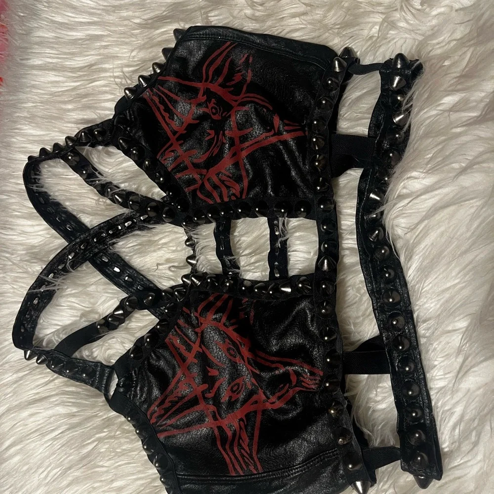Toxic vision pentagram Studded top - Picture 2 of 4